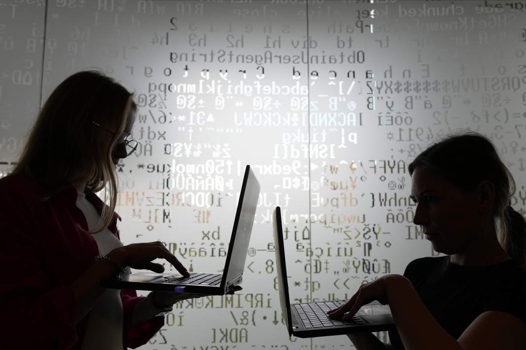Девушки работают за ноутбуками 