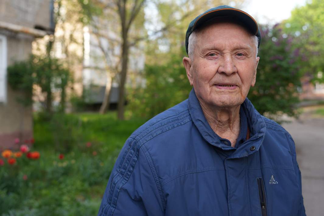 Два раза в день обязательно прогулки и игра в домино и шахматы