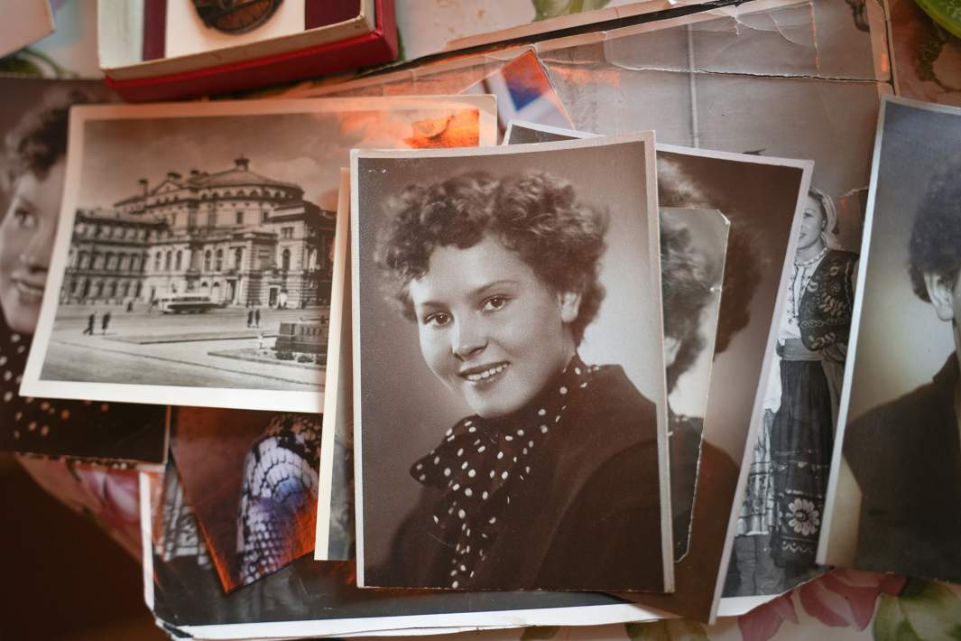 Маргарита Николаевна в молодости. И фотокарточка Театральной площади, где прошло её детство