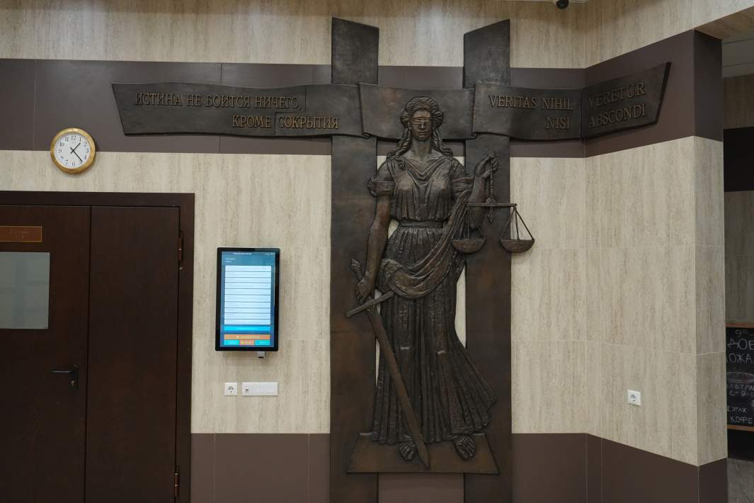 Скульптура богини правосудия Фемиды в здании Мещанского районного суда