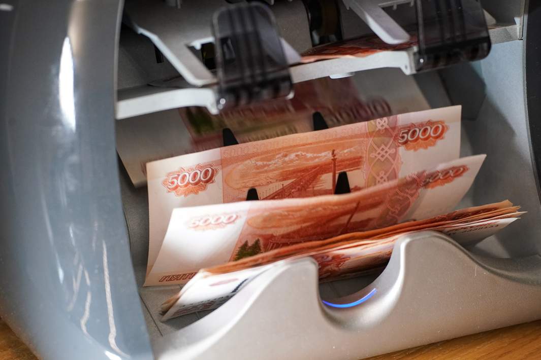 Рубли в счетной машинке 