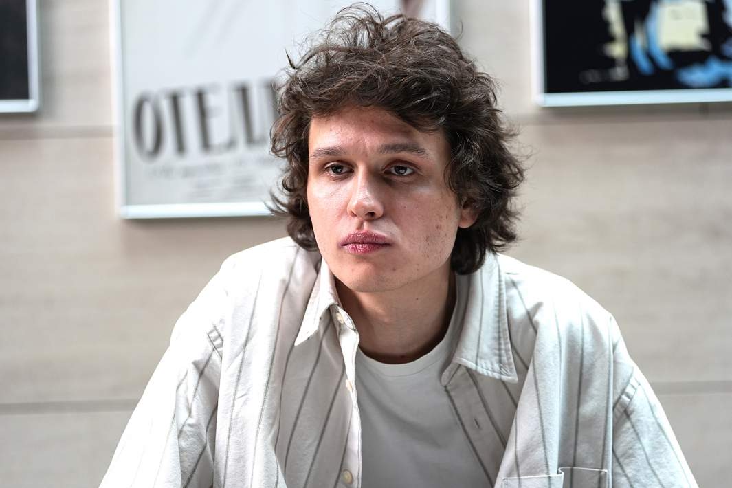 актер