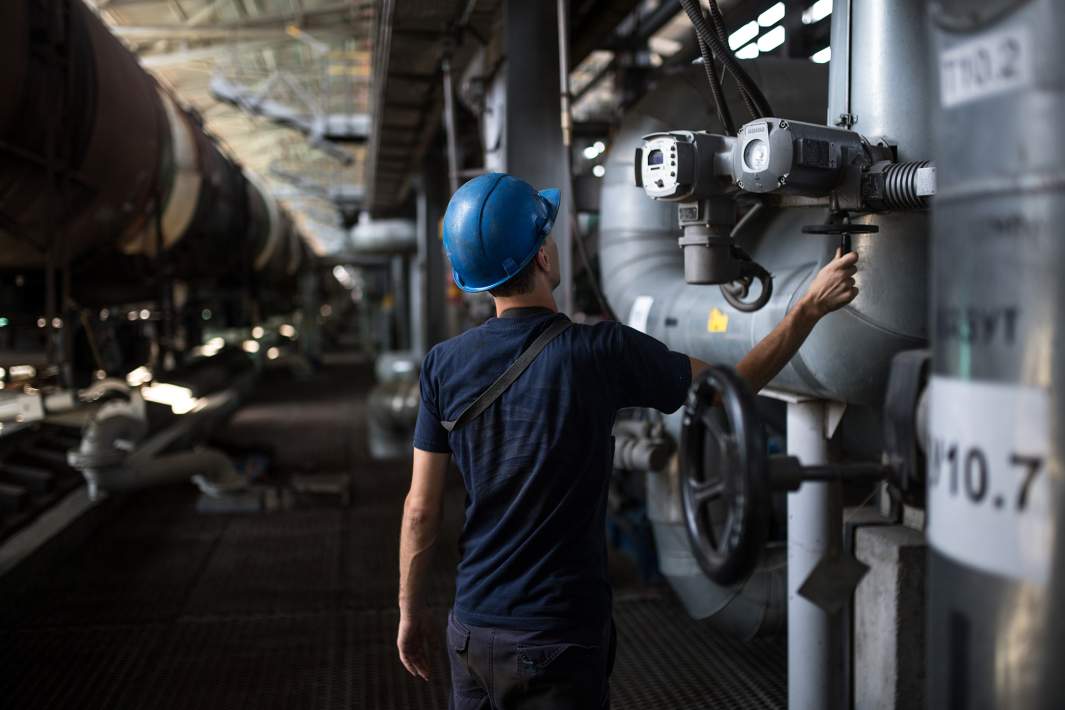 Рабочий на нефтебазе