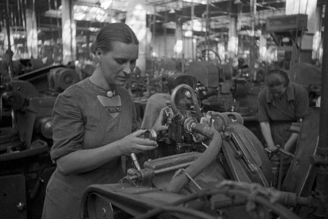 Обучение женщин профессии шлифовальщика. 1941 год