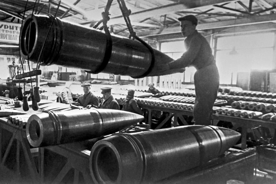 Производство снарядов на ленинградском заводе. 1943 год