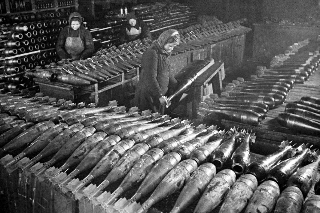 Один из московских заводов. 1942 год