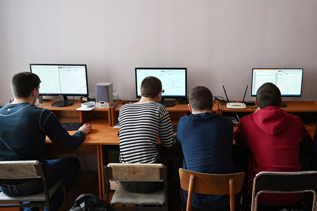 Студенты изучают CAD программу 