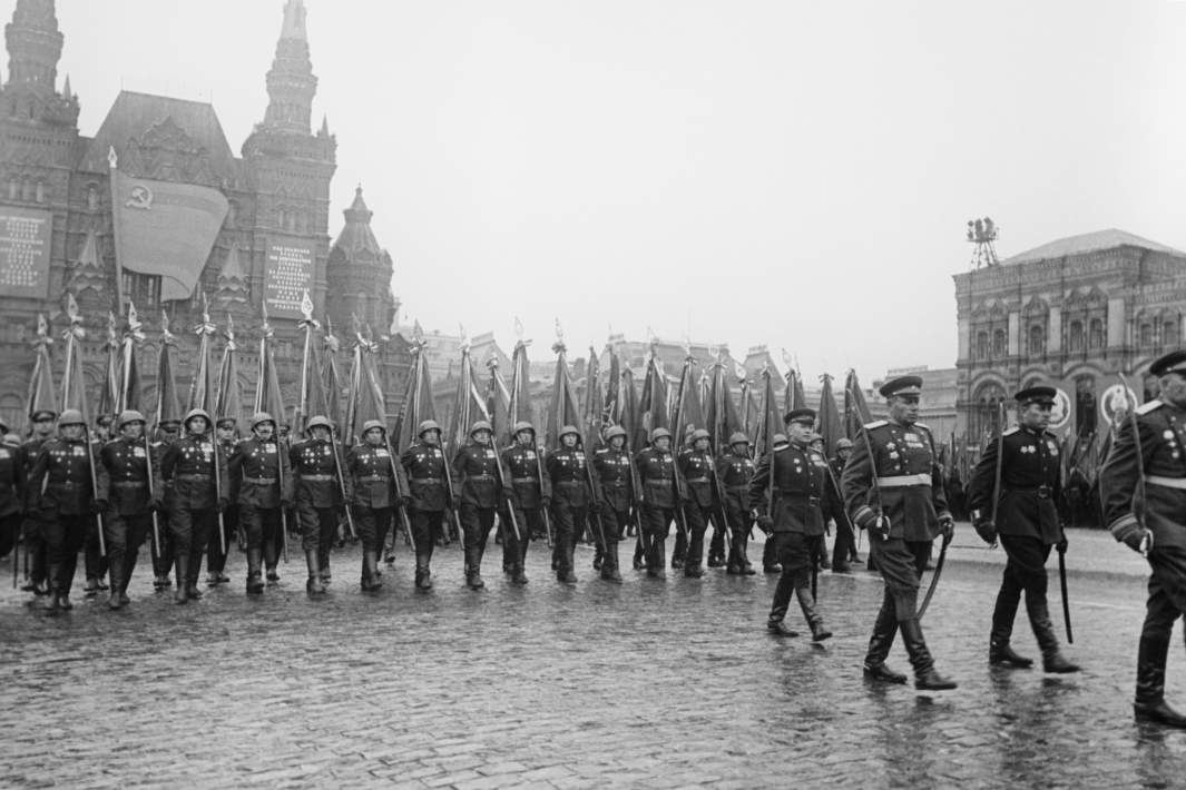 Торжественный марш сводного полка одного из фронтов на параде Победы на Красной площади. 24 июня 1945 года