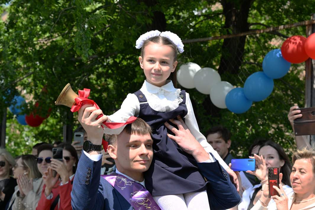 Девочка на плечах со звонком