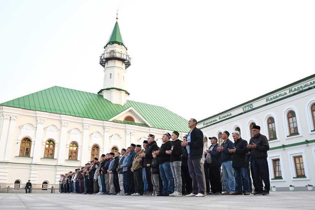 Верующие на празднике Курбан-байрам у мечети аль-Марджани в Старо-Татарской слободе Казани