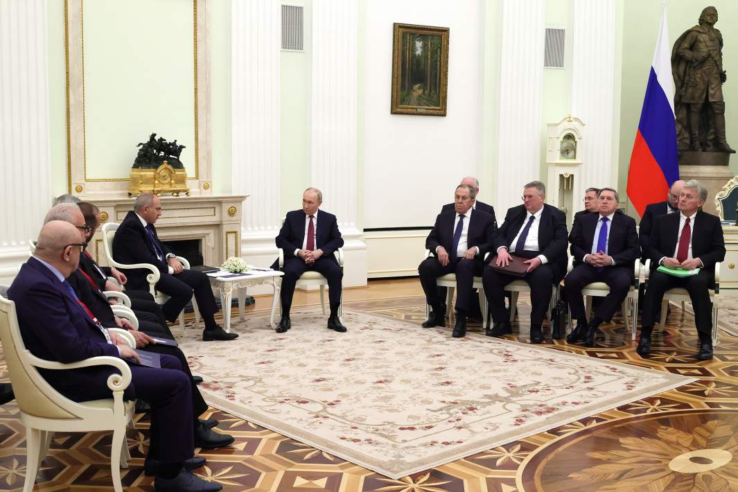  Президент РФ Владимир Путин и премьер-министр Армении Никол Пашинян во время встречи в Москве