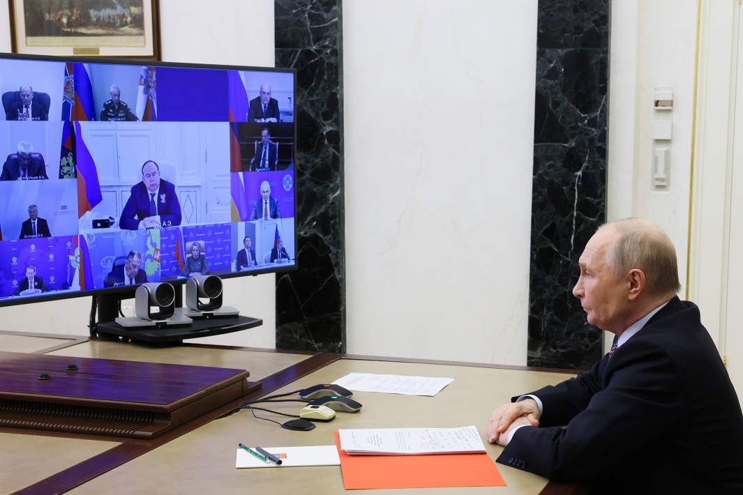 Президент РФ Владимир Путин в режиме видеоконференции проводит оперативное совещание с постоянными членами Совета безопасности РФ