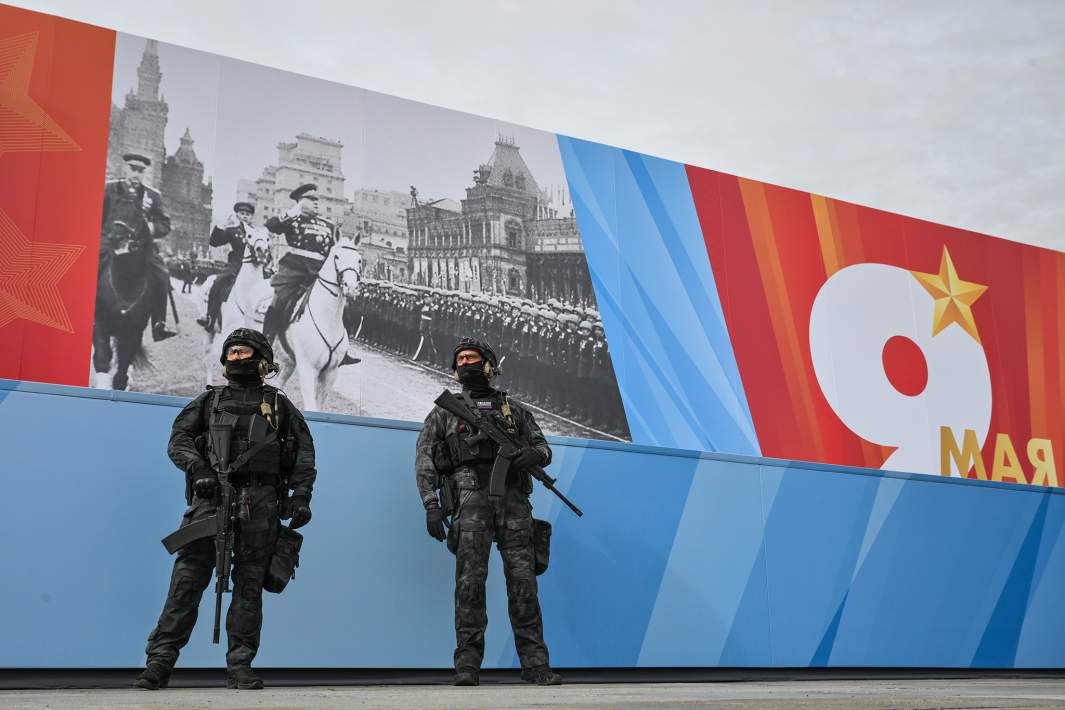 Сотрудники службы безопасности дежурят на военном параде в Москве в честь 81-й годовщины Победы в Великой Отечественной войн