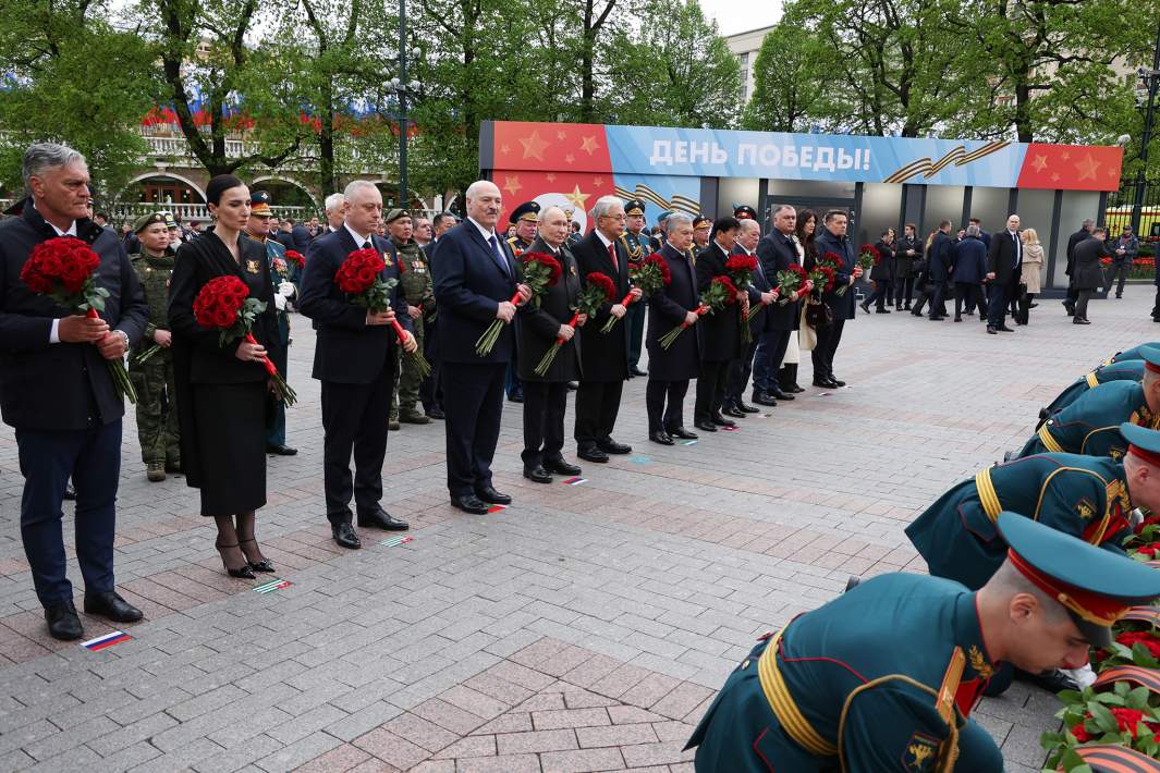 Президент РФ Владимир Путин и главы иностранных делегаций на церемонии возложения венка и цветов к Могиле Неизвестного Солдата в Александровском саду в Москве. Слева направо: президент Республики Сербской Синиша Каран, президент Абхазии Бадра Гунба с супругой Ирмой Хашиг, президент Белоруссии Александр Лукашенко, президент Узбекистана Шавкат Мирзиеев, президент Казахстана Касым-Жомарт Токаев, президент Лаоса Тхонглун Сисулит, верховный правитель Малайзии Султан Ибрагим, президент Южной Осетии Алан Гаглоев, 