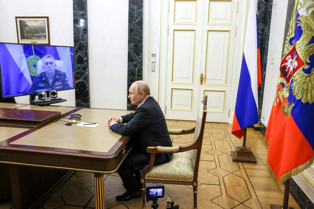 Президент РФ Владимир Путин на встрече в режиме видеоконференции с командующим ракетных войск стратегического назначения (РВСН) Сергеем Каракаевым. Командующий доложил президенту об успешном испытании ракетного комплекса «Сармат»