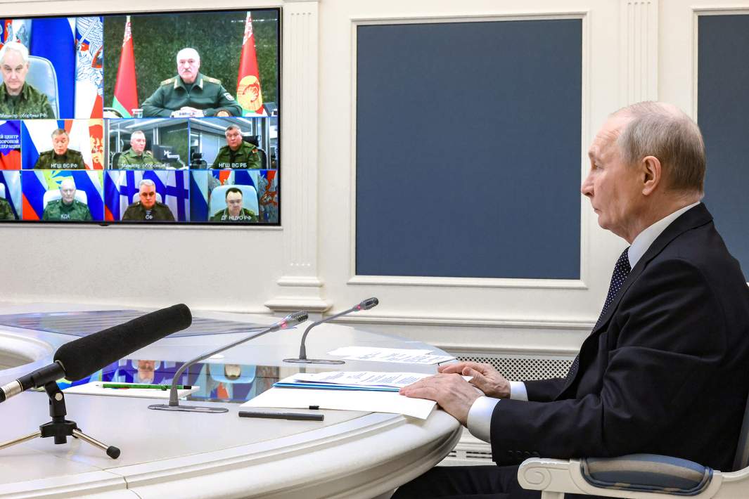 Президент РФ Владимир Путин и президент Белоруссии Александр Лукашенко проводят по видеосвязи учения ядерных сил в соответствии с планом совместной подготовки вооруженных сил РФ и Белоруссии
