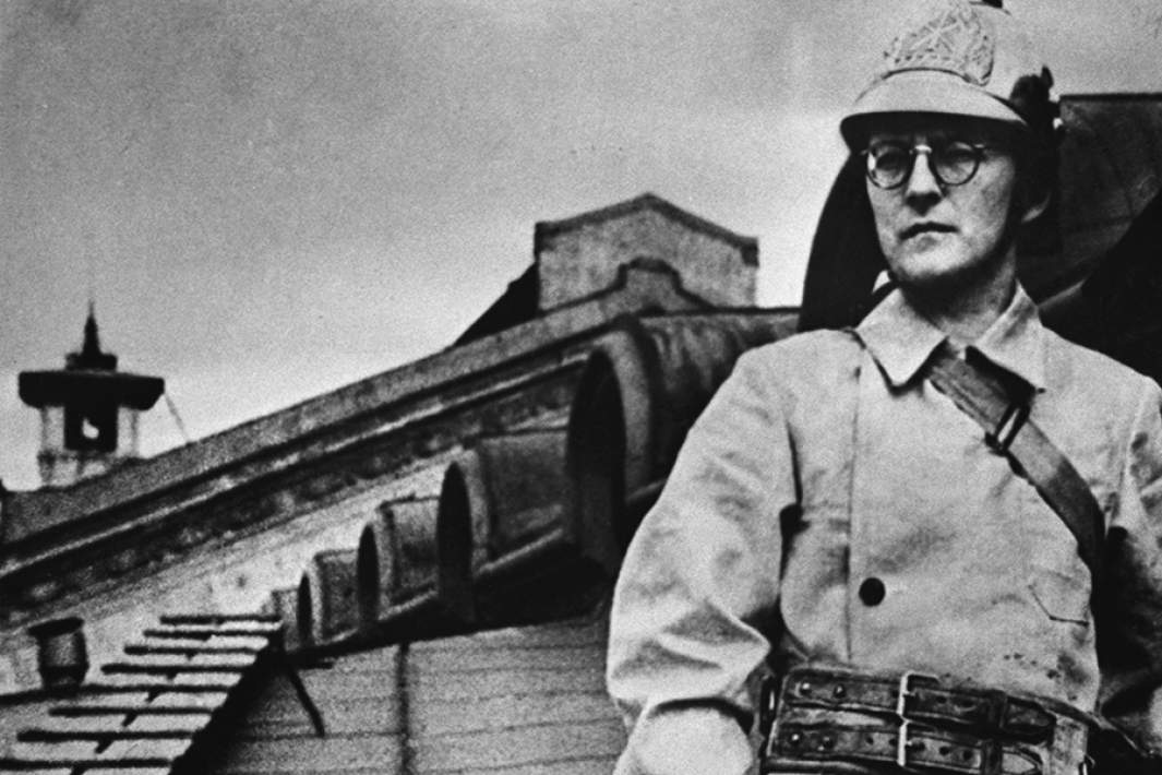 Композитор Дмитрий Дмитриевич Шостакович во время учений пожарной команды из профессорско-преподавательского состава Ленинградской консерватории во время Великой Отечественной войны