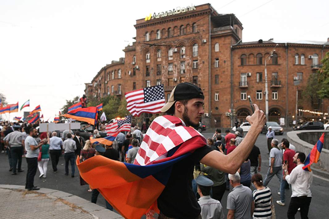 Участник митинга за выход Армении из Организации Договора о коллективной безопасности (ОДКБ) во время шествия