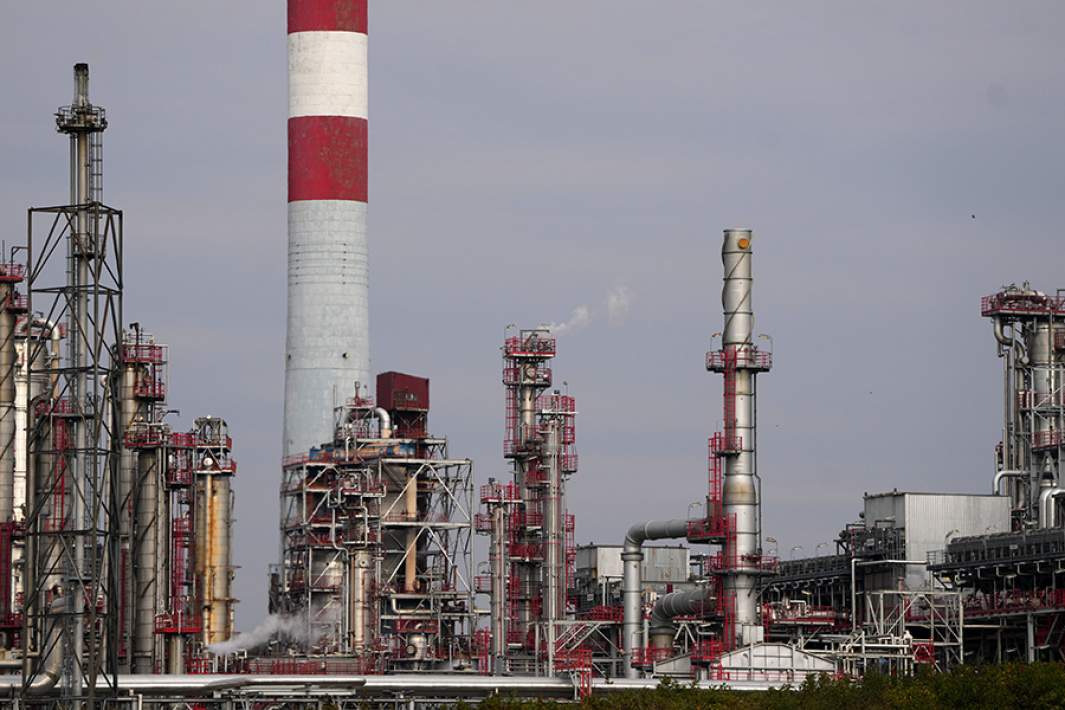 Вид на нефтеперерабатывающий завод компании NIS