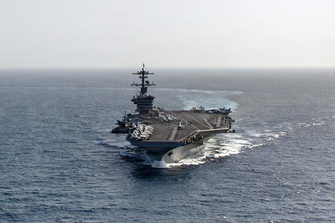 Авианосец ВМС США класса «Нимиц» USS Abraham Lincoln, участвующий в операции «Эпическая ярость» и военно-морской блокаде Ирана в северной части Аравийского моря