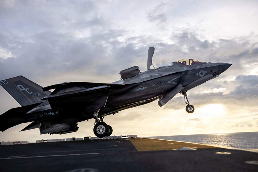 Истребитель F-35 во время взлета с палубы авианосца