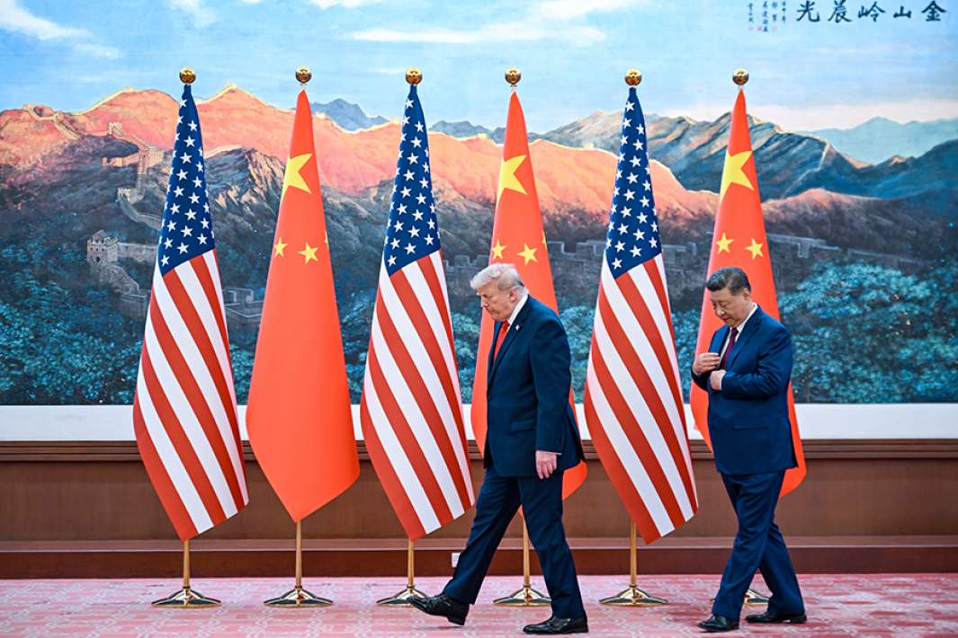 Председатель КНР Си Цзиньпин и президент СЩА Дональд Трамп на церемонии встречи в Доме народных собраний. 14 мая 2026 года