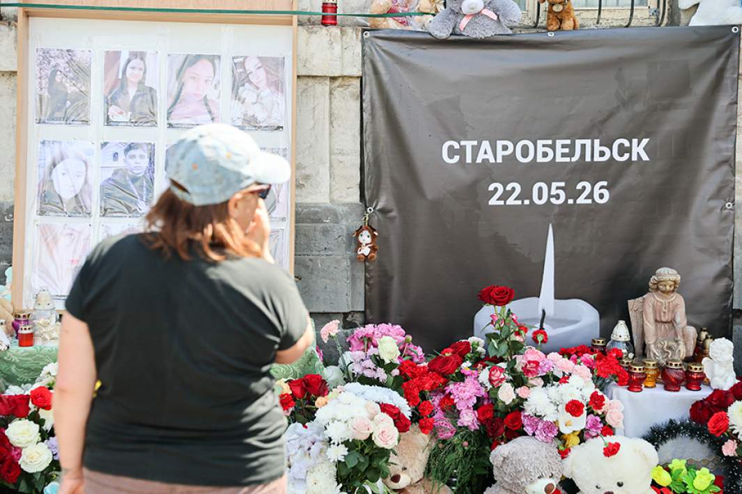 Стихийный мемориал у здания общежития Старобельского профессионального колледжа Луганского государственного педагогического университета (ЛГПУ) после атаки украинских беспилотников