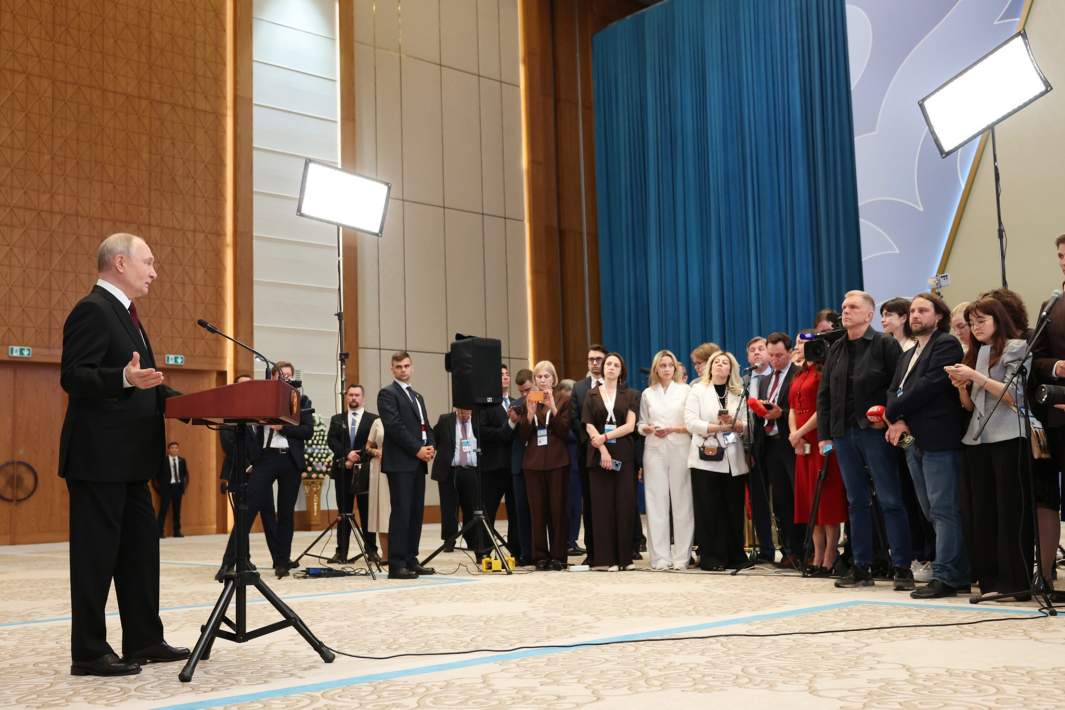 Владимир Путин отвечает на вопросы представителей СМИ
