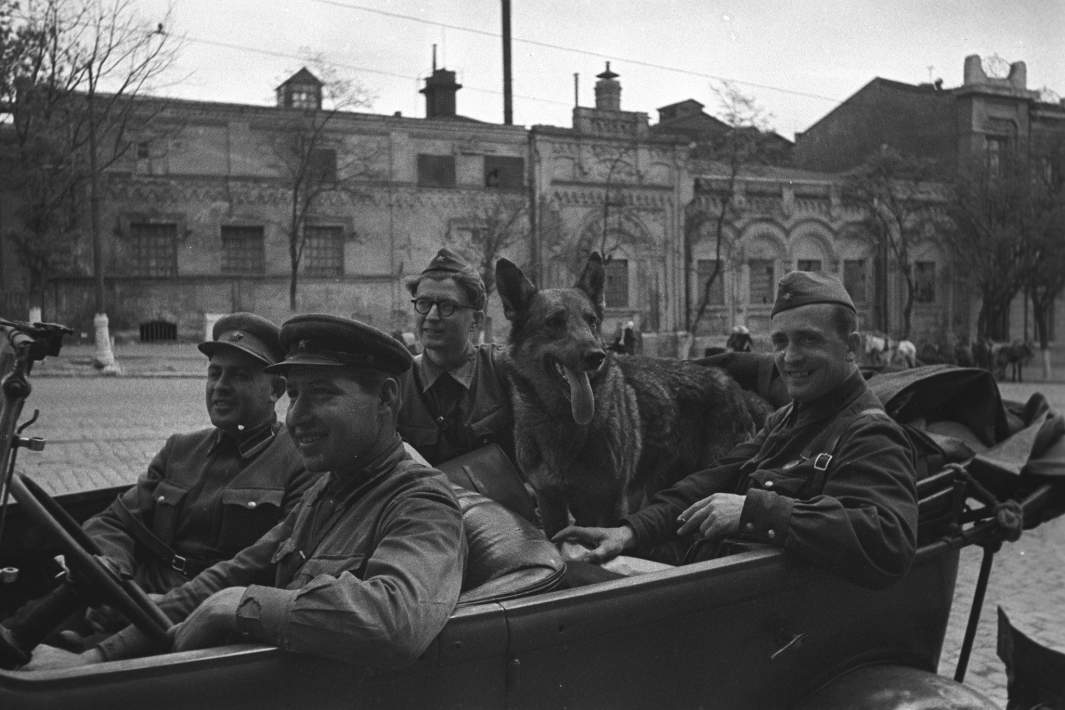 Военный фотограф, корреспондент газеты «Известия» Павел Трошкин (первый справа) едет в автомобиле с товарищами в годы Великой Отечественной войны