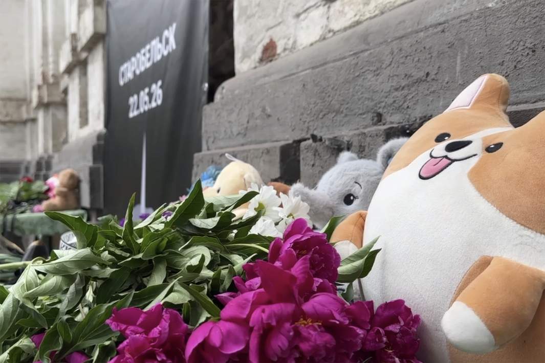 Стихийный мемориал у колледжа в Старобельске
