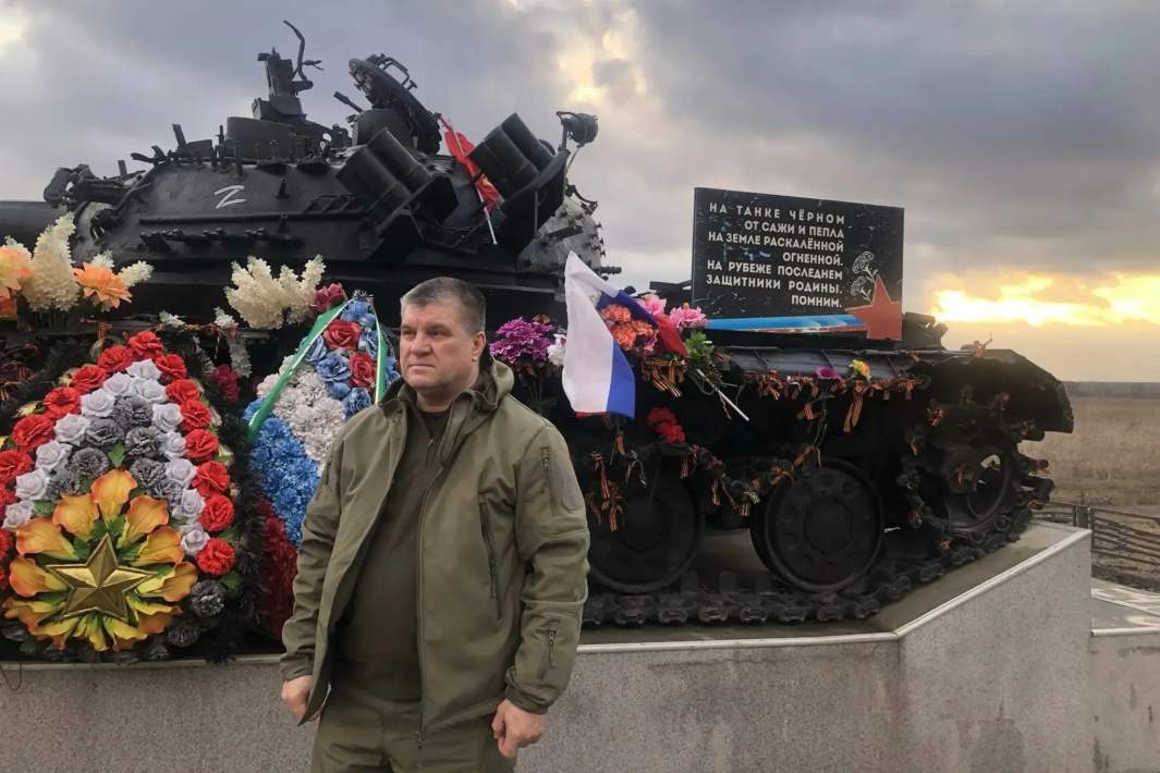 человек, с монументом 