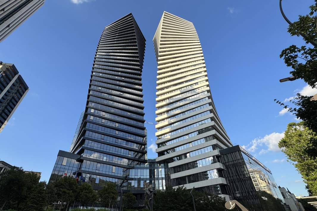 Башни Axis Towers в Тбилиси.