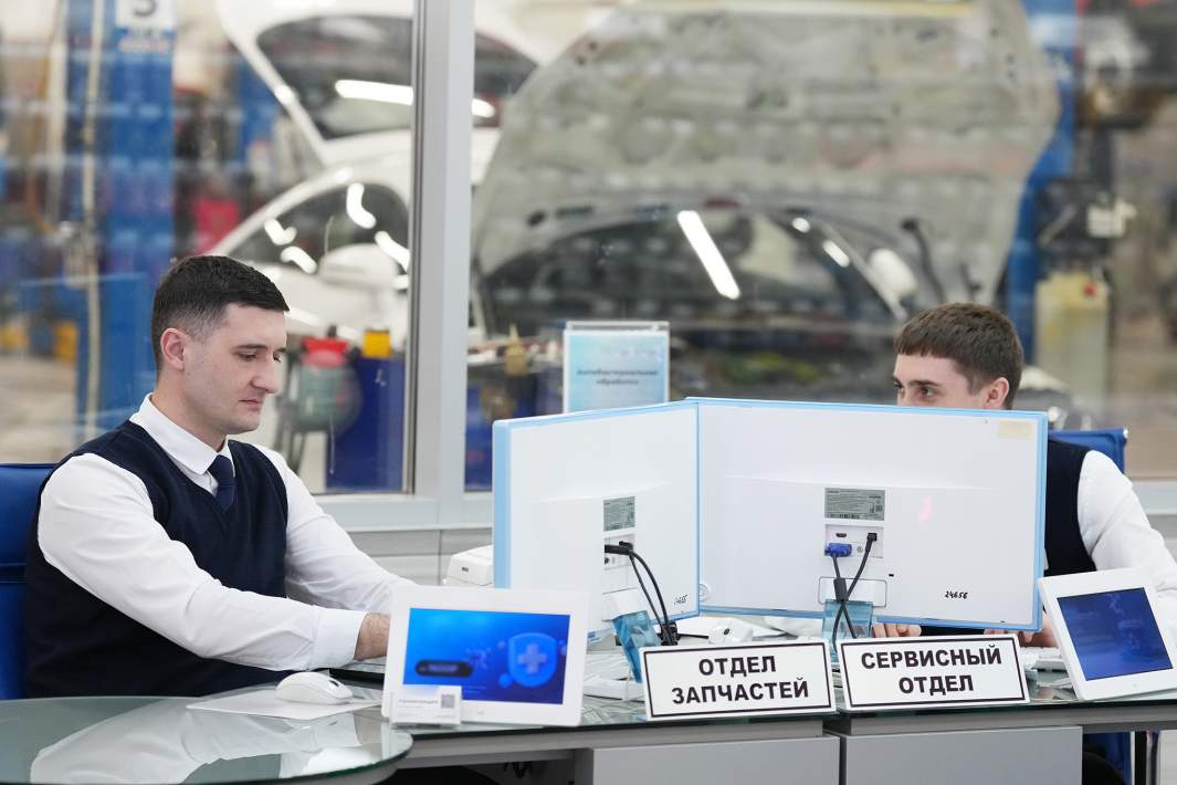 Сотрудники автосервиса 
