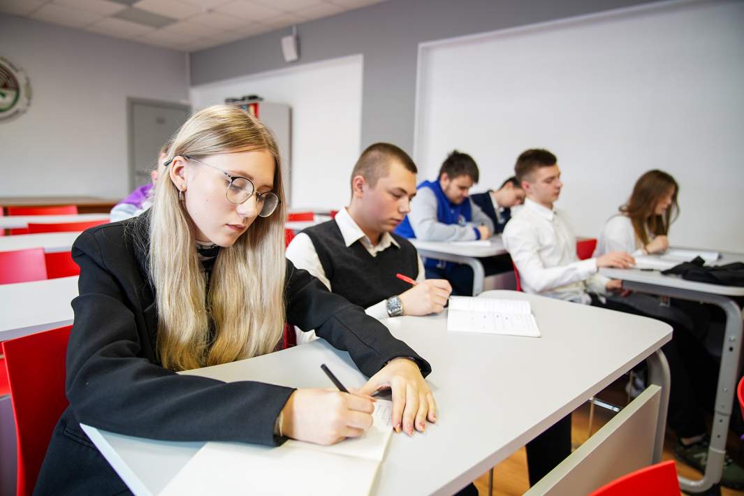 девушка в институте