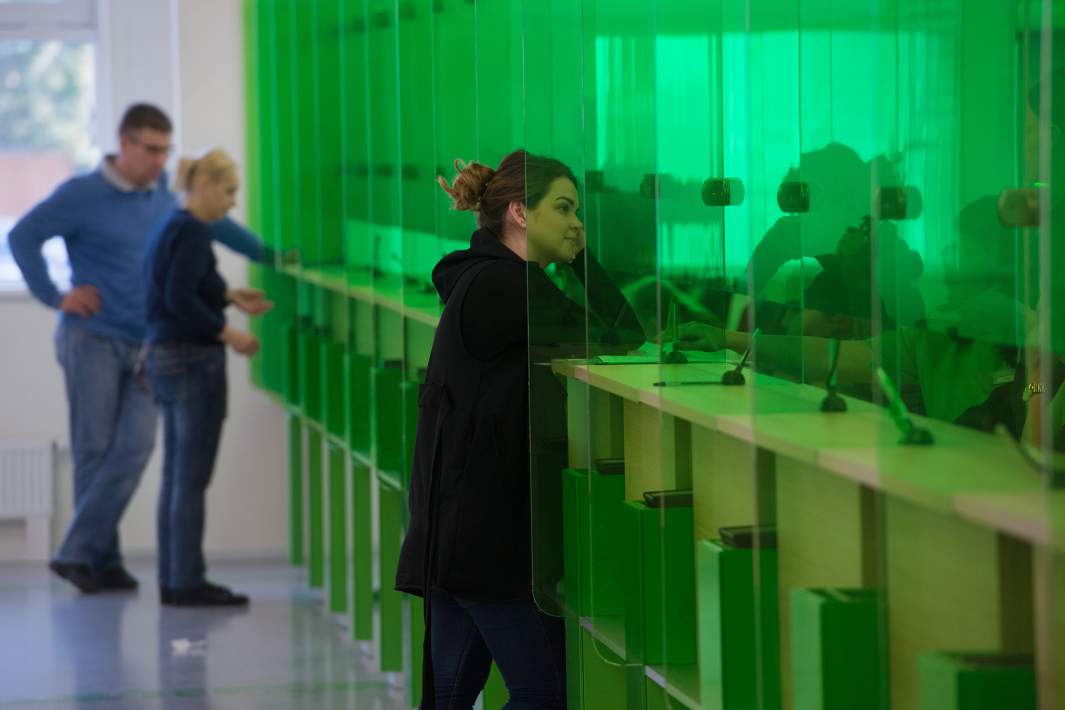 Посетители визового центра 