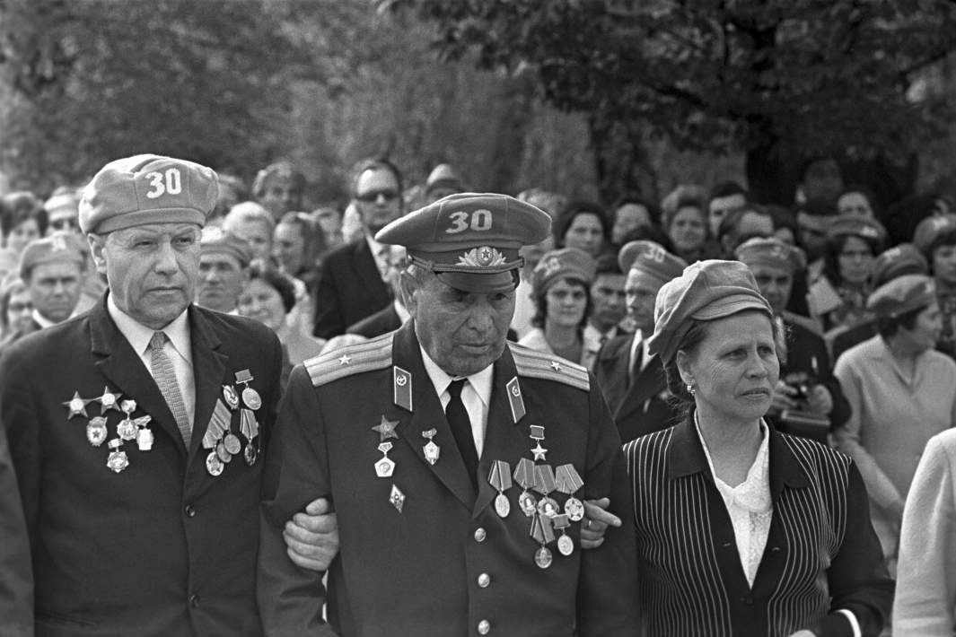 Участник обороны Брестской крепости, Герой Советского Союза, майор Петр Михайлович Гаврилов (в центре) и защитник крепости сержант Николай Алексеевич Балак на территории Мемориального комплекса "Брестская крепость-герой"