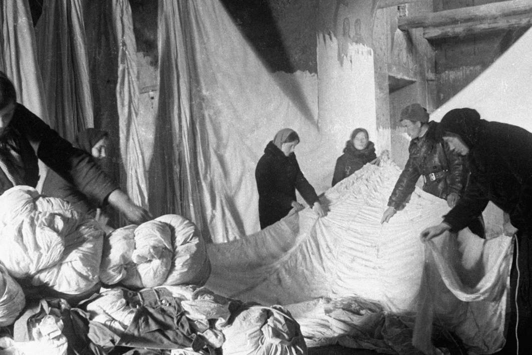 Вяземская воздушно-десантная операция по высадке десанта в тыл немецких войск в ходе Ржевско-Вяземской наступательной операции. Местные жители поселка Угра Смоленской области собирают, просушивают и укладывают парашюты для воинов 4-го воздушно-десантного корпуса
