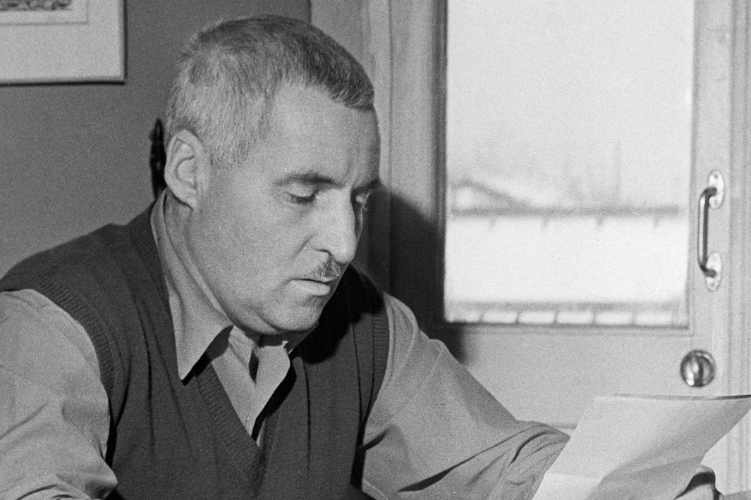 Поэт и писатель Константин Михайлович Симонов работает в своем кабинете