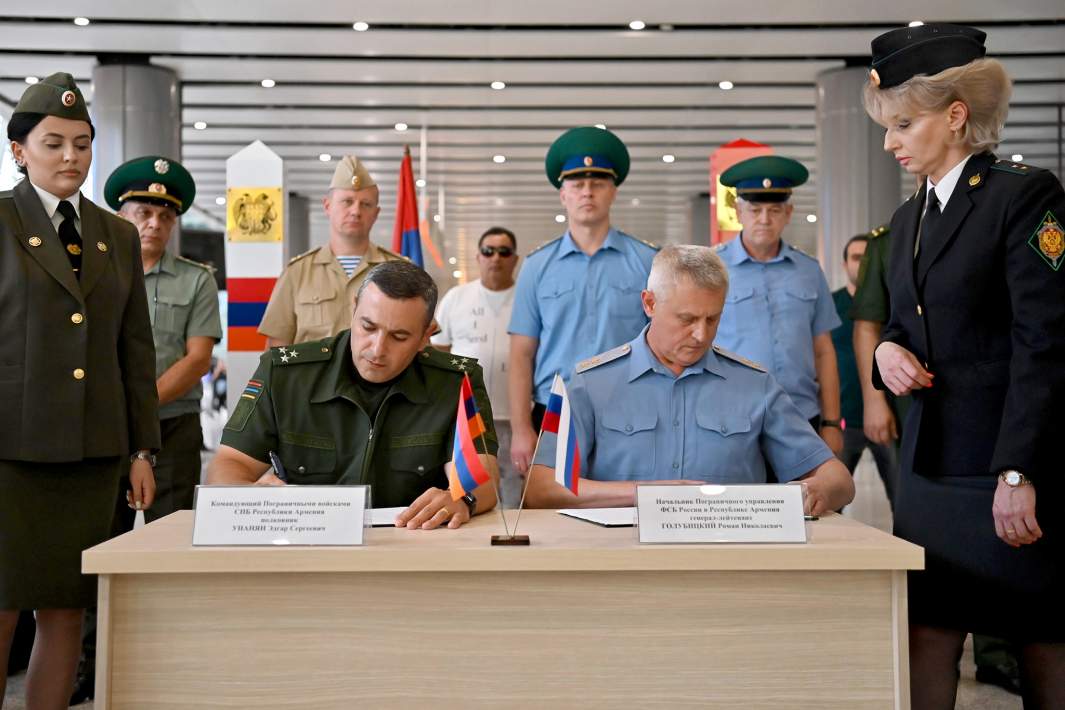 Командующий пограничными войсками Службы национальной безопасности (СНБ) Армении Эдгар Унанян (слева) и начальник Пограничного управления ФСБ России в Армении генерал-лейтенант Роман Голубицкий во время подписания протокола на церемонии передачи ФСБ РФ армянской стороне функции по охране госграницы в "Звартноце"