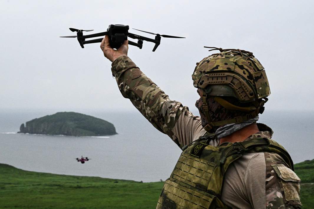 На занятиях по управлению FPV-дронами на военном полигоне