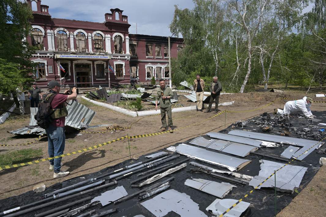 Представители СМИ около обломков украинских дронов, атаковавших здания учебного корпуса и общежития Старобельского профессионального колледжа Луганского государственного педагогического университета