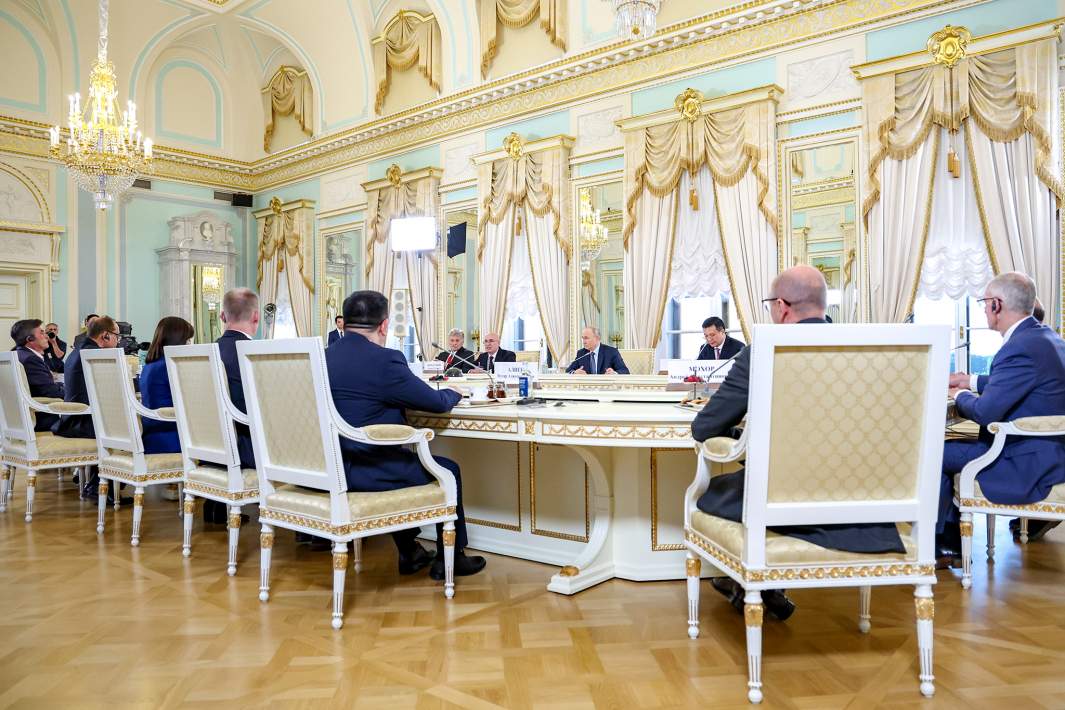 Президент РФ Владимир Путин в Константиновском дворце на встрече с руководителями международных информационных агентств