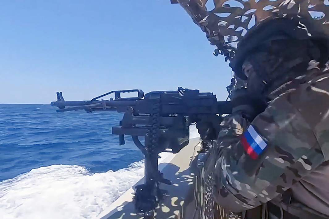 Военнослужащий Черноморского флота во время учений по борьбе с подводными диверсантами и безэкипажными катерами противника