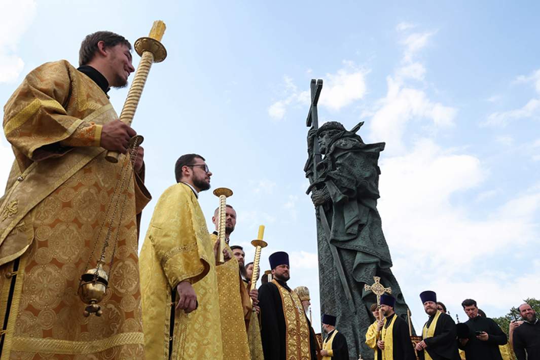 Священнослужители во время крестного хода с частицами мощей Святого равноапостольного князя Владимира от Успенского собора Московского Кремля до памятника князю Владимиру на Боровицкой площади в рамках празднования Дня крещения Руси