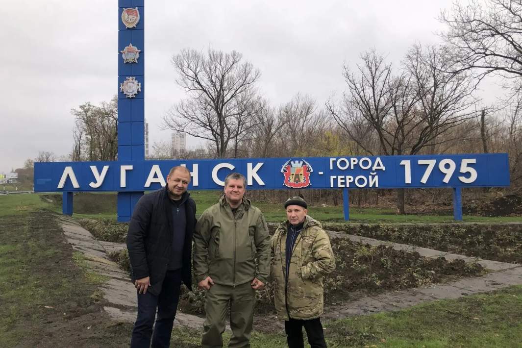 люди у стелы Луганска