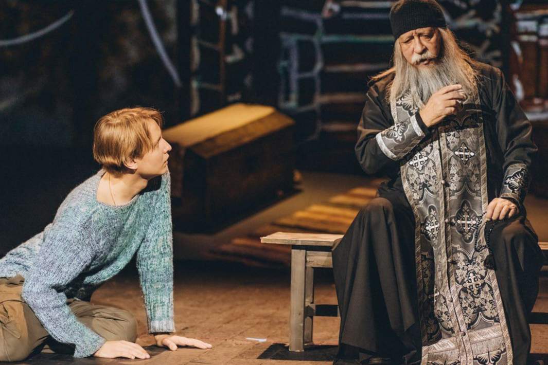 Актеры во время спектакля 