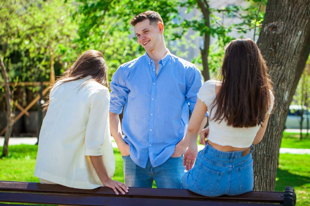 девушки и парень