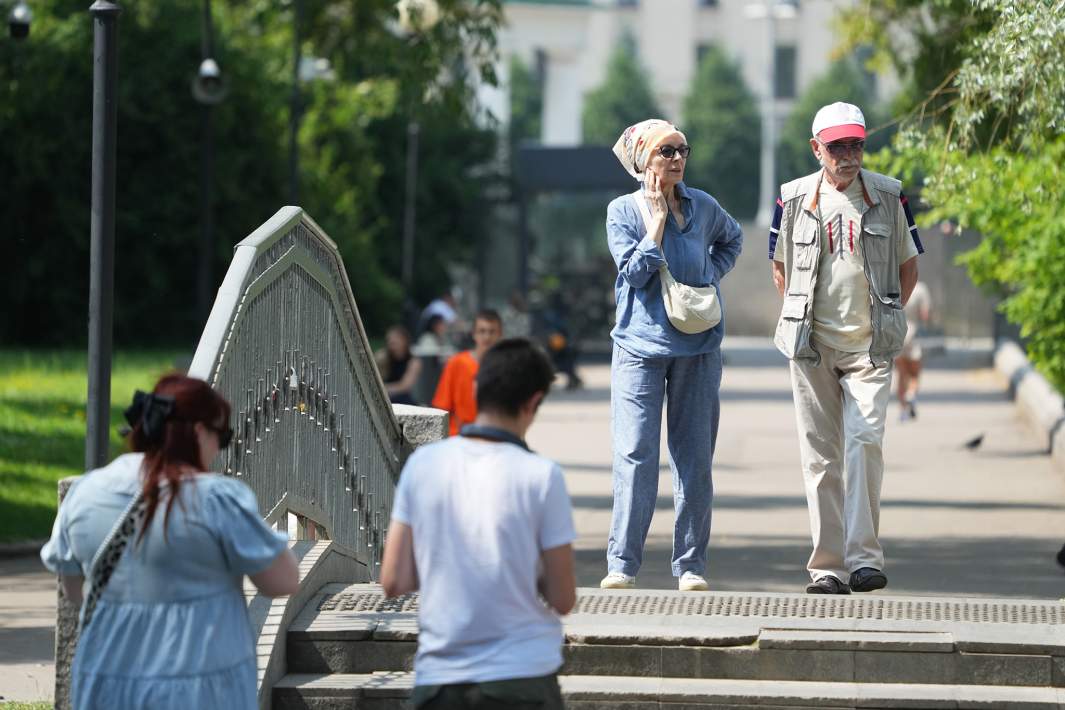 Прохожие в парке 
