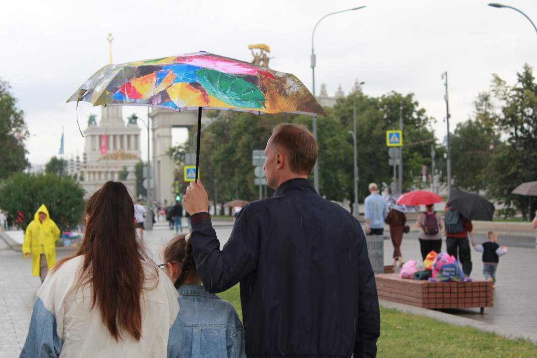 Люди на улице во время дождя