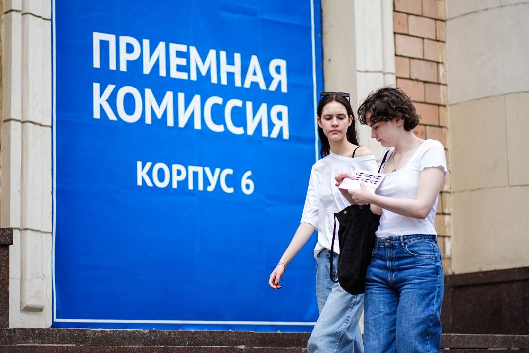 Абитуриенты на фоне приемной комиссии  